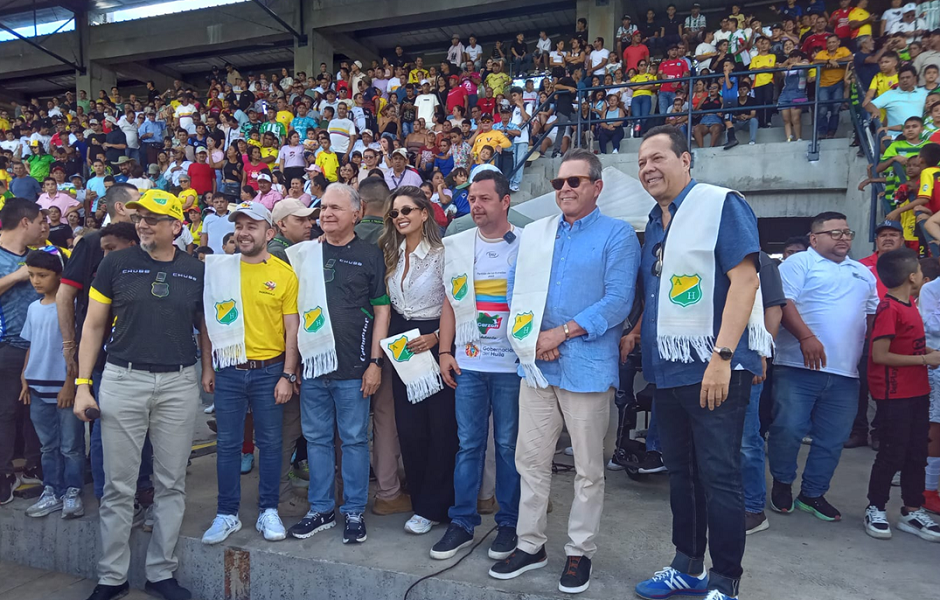 Personalidades asistentes a la puesta de la primera piedra para la construcción del  estadio 'Orlando Losada' en Garzón